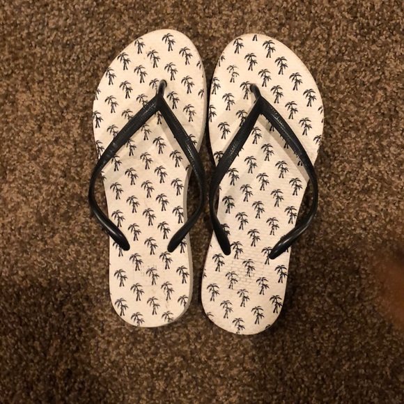 GAP Shoes - flip flops